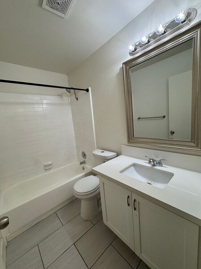 Building Photo - Upstairs unit with Balcony!! Move in Ready!
