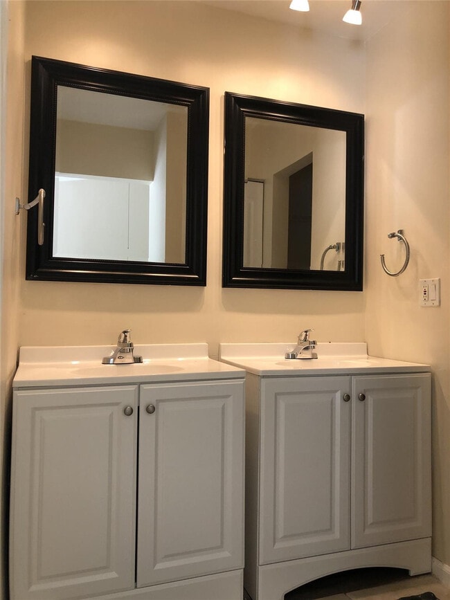 Building Photo - 71 Laredo Ln