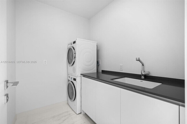 Building Photo - 300 Biscayne Blvd Way
