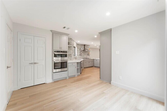 Building Photo - 14147 Hillvale Dr