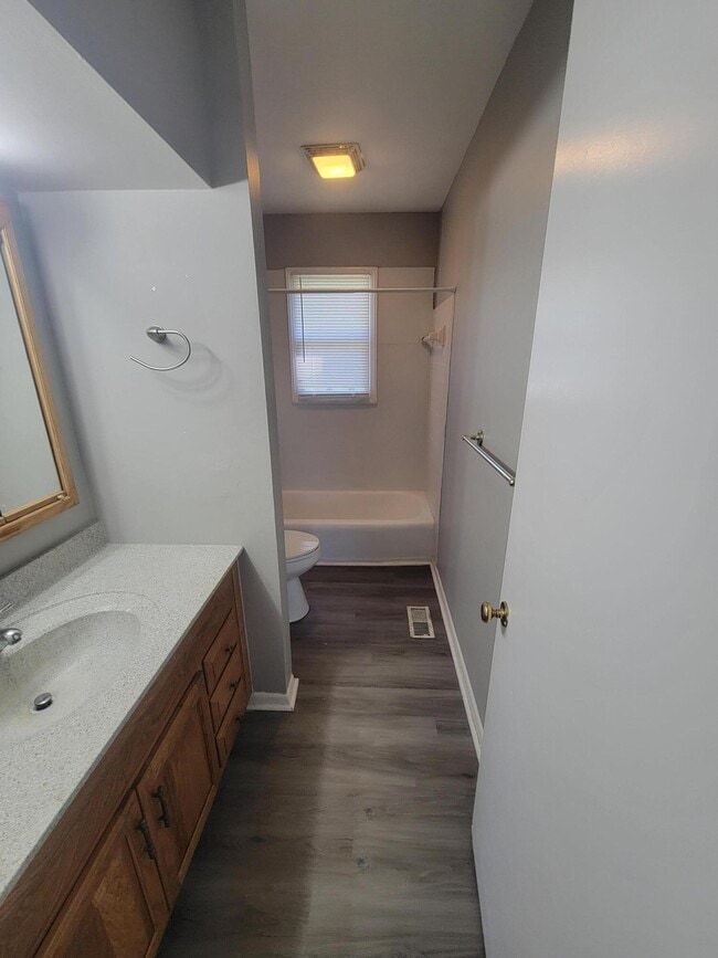 Building Photo - 872 Tearose Dr
