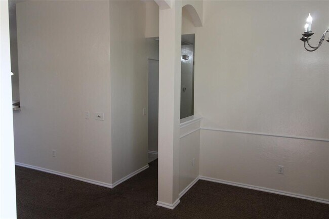 Building Photo - 512 Woodsong Dr