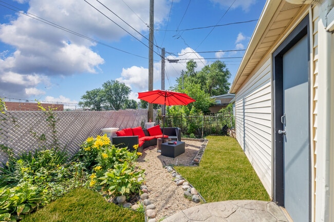 Building Photo - 8621 Lincoln Dr