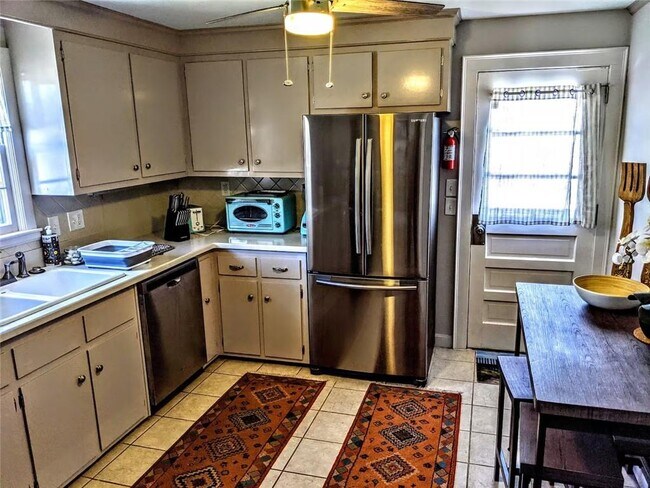 Building Photo - 5 Restmere Ter