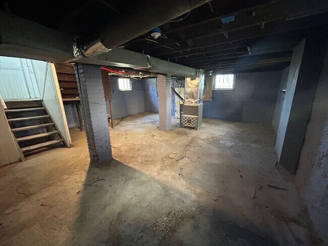 Building Photo - SECTION 8 and EDEN Accepted! Spacious with 6 Br!