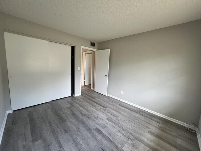 Building Photo - 1920 W Lakeview Blvd