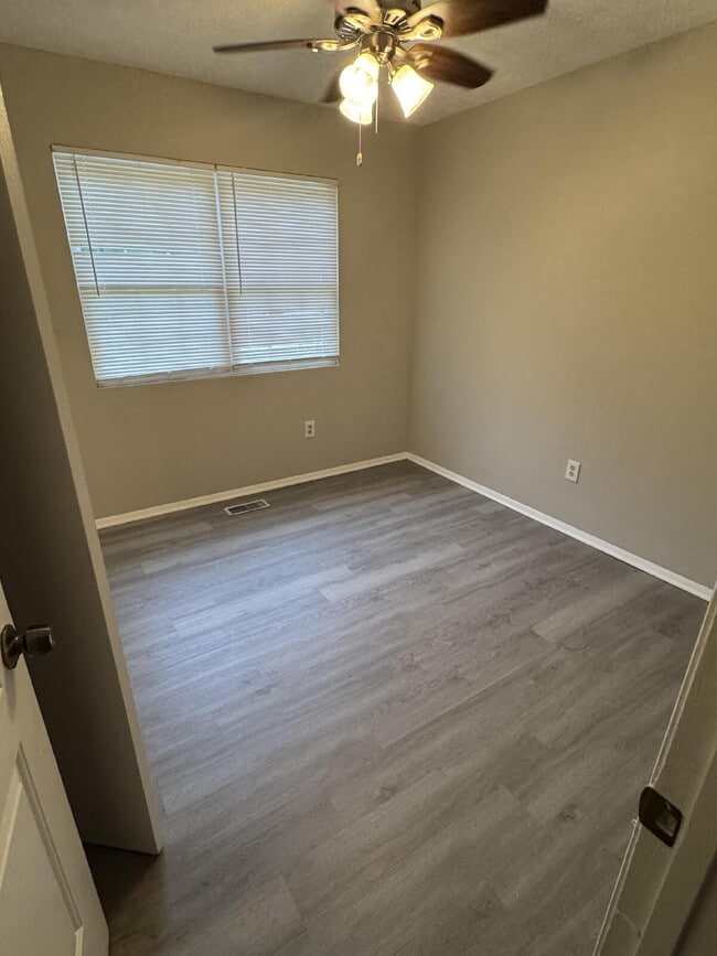 Building Photo - Fully Renovated 3 Bed 2 Bath Now Available for Rent!!