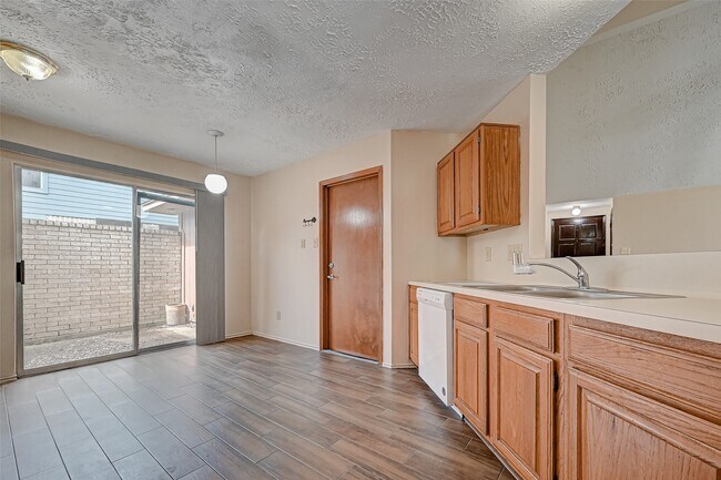 Building Photo - 2102 Creekshire Dr