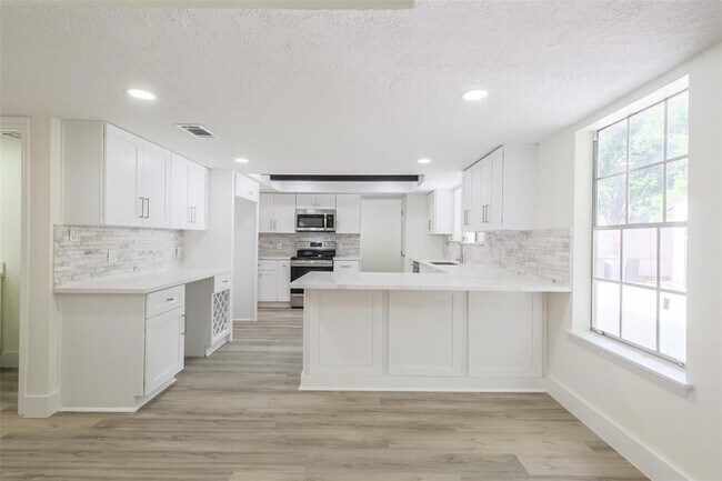 Building Photo - 1311 Sand Stone Dr