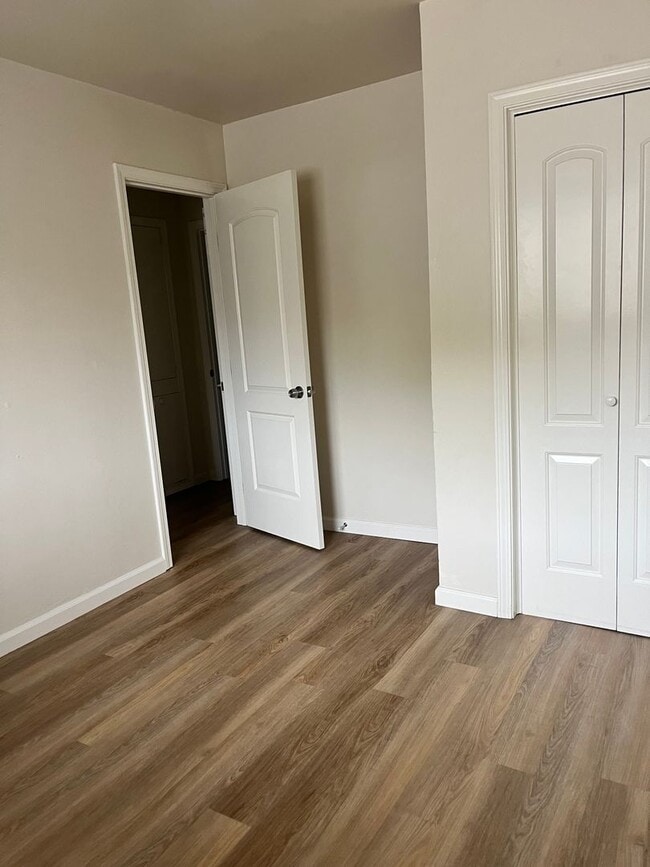 Building Photo - Close to beach