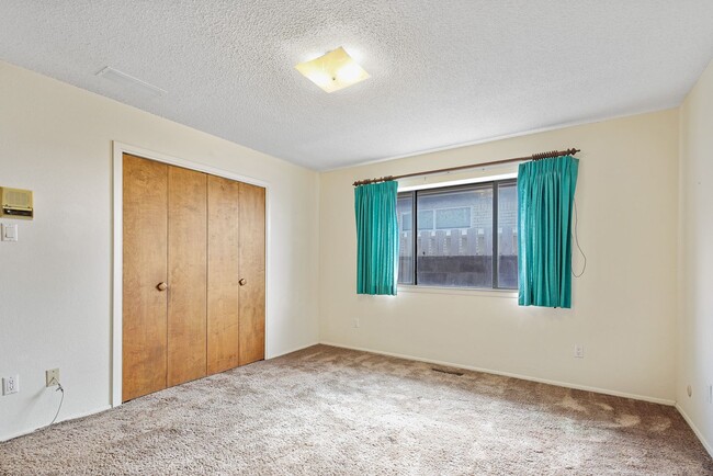 Building Photo - 3 Bedroom 2 Bath Conveniently Located House!