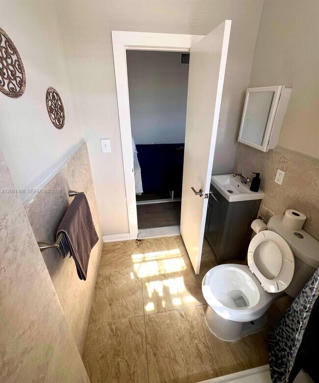 Building Photo - 2932 NW 16th Ave