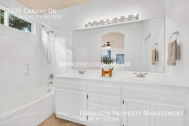 Building Photo - 2305 Canary Dr