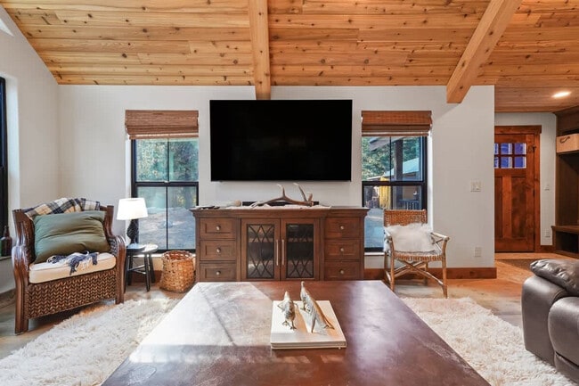 Building Photo - 18 Spur Dr