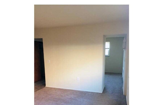 Interior Photo - Ludlow 922-926