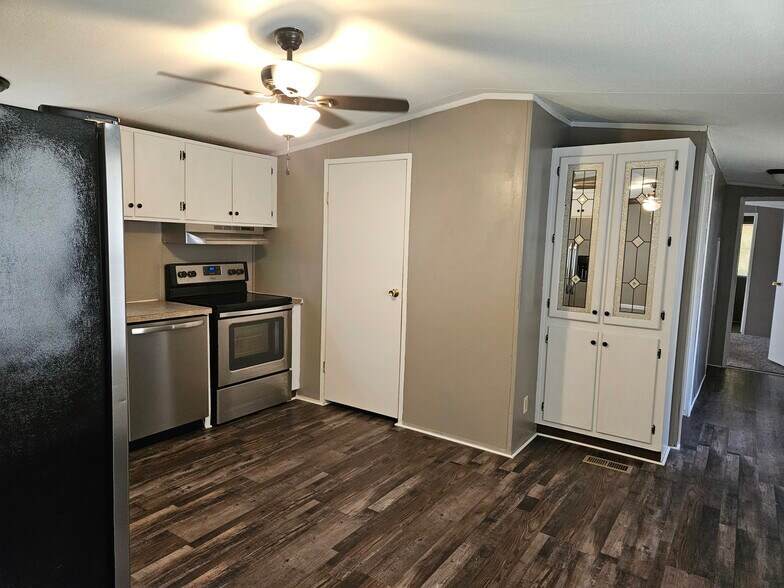 Building Photo - 38 Lynnwood Cir