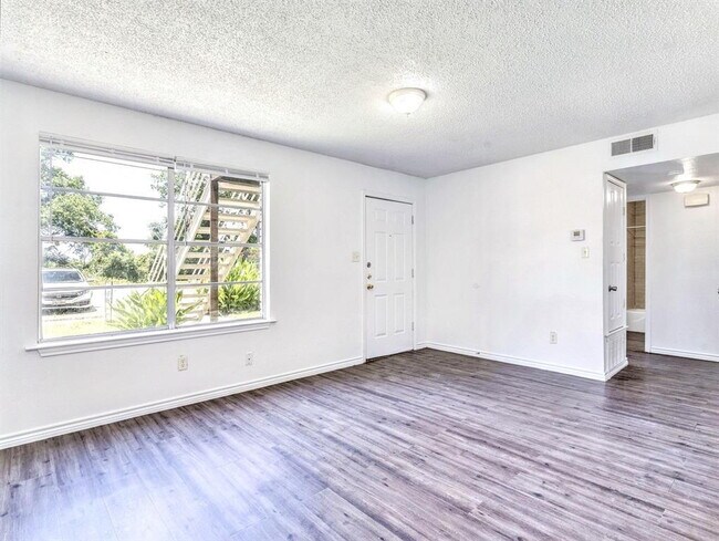 Building Photo - "Charming 2-Bed Retreat in San Marcos – Cozy 790 Sq Ft Living Space!"