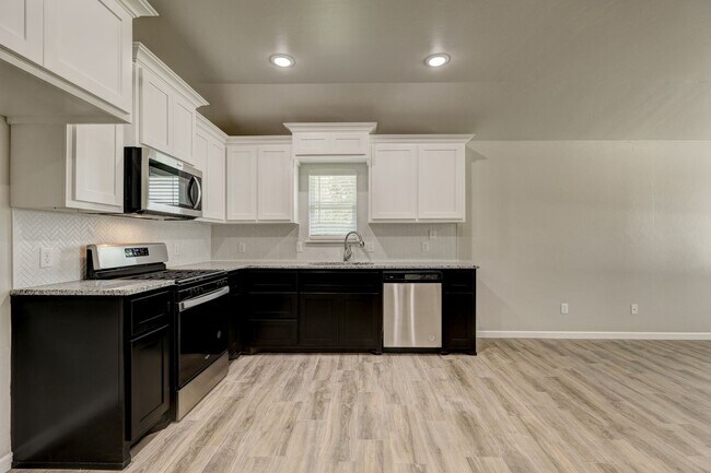Building Photo - 721 League Cir