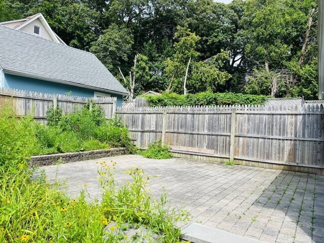 Building Photo - 131 Berry Hill Rd
