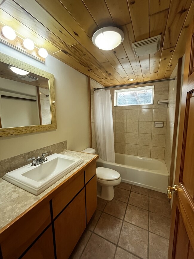 Building Photo - 409 Maria Ln