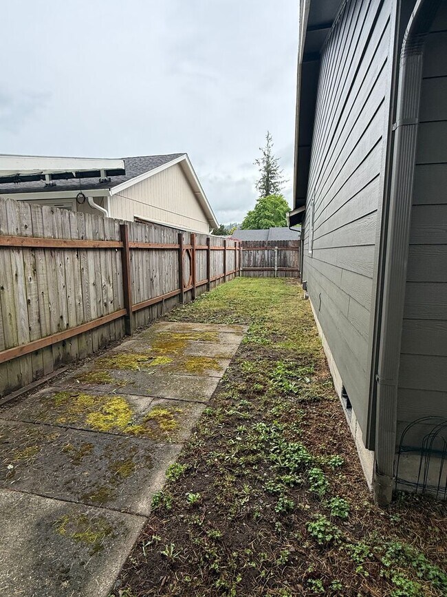 Building Photo - Woodland Ranch 3Bd/2Ba Home with Large Fully Fenced Yard - Easy Access to I-5