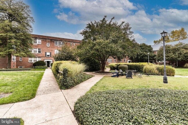 Building Photo - 1808 W Abingdon Dr