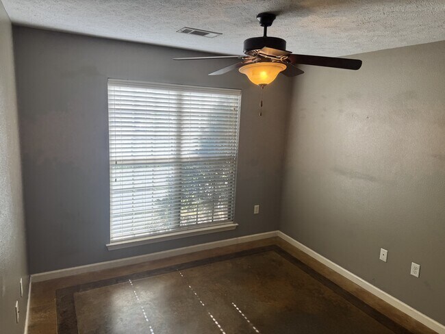 Building Photo - 1015 Wineberry Rd