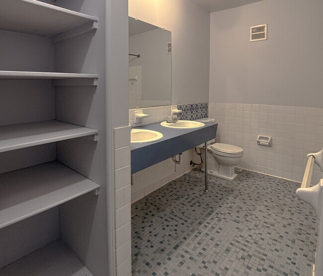 Bathroom - Waverly Flatz