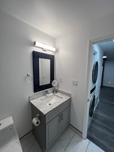 Front Bathroom - 1010 Chester St