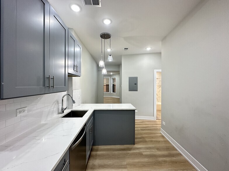 Building Photo - 442 W Belden Ave