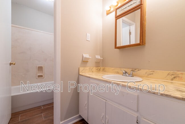 Building Photo - 6560 Greenbriar Dr