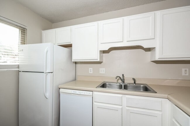 Building Photo - 2 bedroom / 1.5 bath Townhome ~ Hannahan, SC