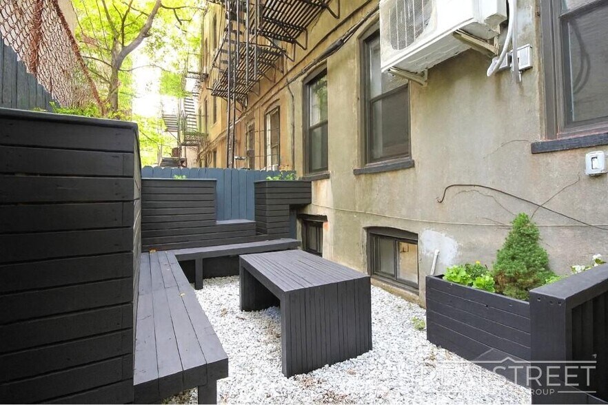 Building Photo - Stunning 1 Bed Near Prospect Park