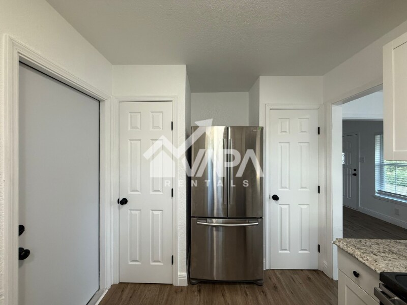 Building Photo - 239 Erskine Pl