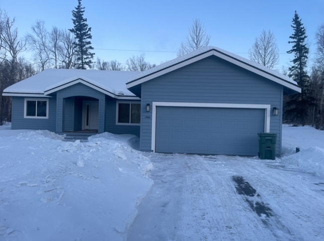 Building Photo - Spacious 3 bedroom/2 bathroom/2 car garage...