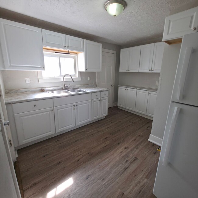 Building Photo - Multi Family Home 3 Bedroom and 1 Bath For Rent