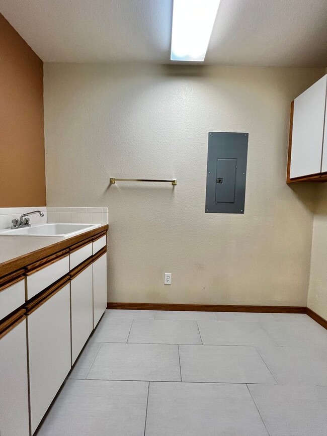 Building Photo - Stunning 4-Bedroom, 4-Bathroom Home in Sou...