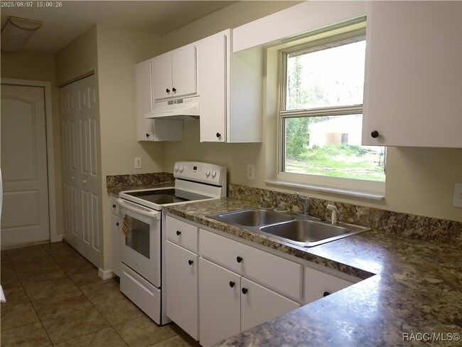 Building Photo - 6015 E Carmel Ln