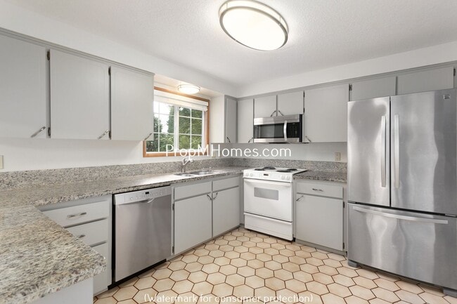 Building Photo - Spacious Four Bedroom Split-Level Home In Milwaukie!