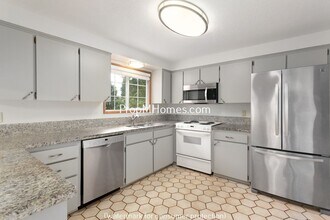 Building Photo - Spacious Four Bedroom Split-Level Home In Milwaukie!
