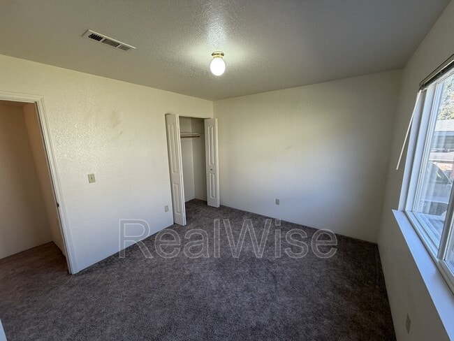 Building Photo - 2141 NW North Hill Dr
