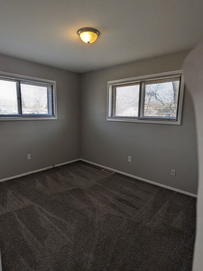 Building Photo - Spacious 3 bd 1.5 bth Raised Ranch Duplex