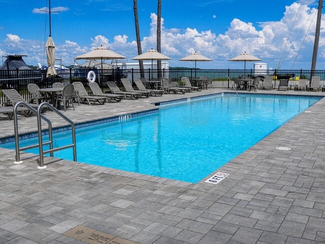 Building Photo - 240 Yacht Club Dr NE