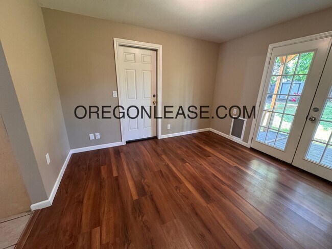 Building Photo - Large 5 bedroom North Eugene Home with lar...