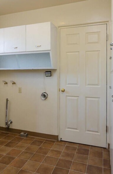 Building Photo - 3600 Calle del Sol NE