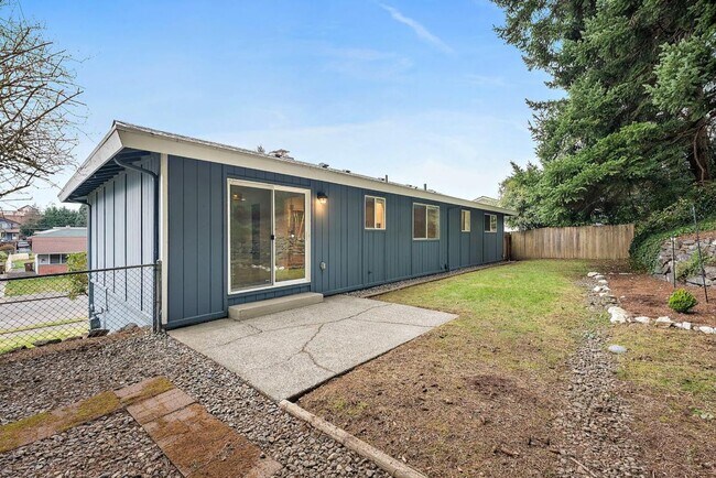Building Photo - Renovated Tacoma Home with A/C, Huge Den, Bonus Office & Fully Fenced Yard!