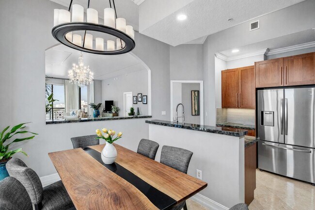 Building Photo - 701 S Olive Ave