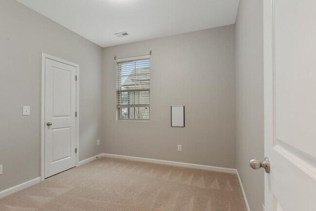 Building Photo - End Unit Townhome Available in Apex!