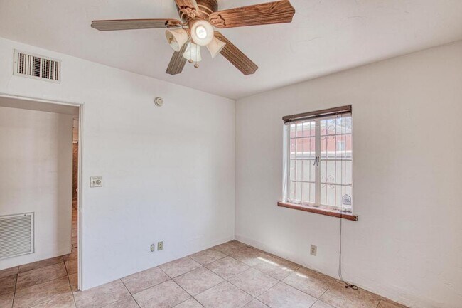 Building Photo - 1304 E Linden St