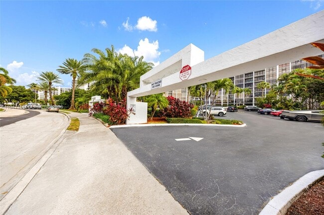 Building Photo - 600 Parkview Dr